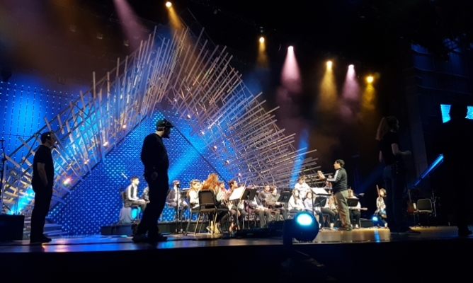 Lu acompañó a la Orquesta de Instrumentos Reciclados de Cateura a su gira por Chicago.