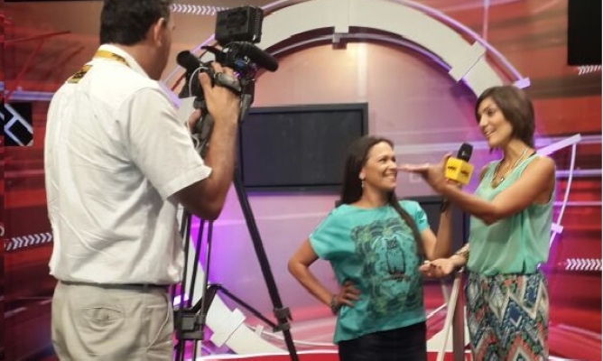  Marlene Aponte de ABC TV, entrevisto a Lucia Sapena, sobre Roommate.