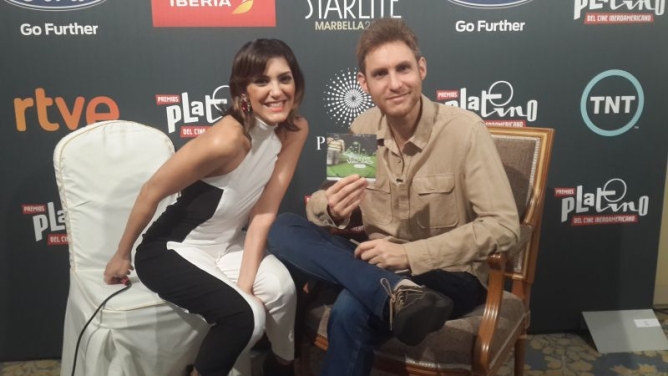 Lu Sapena haciendo entrevistas en el junket "Premios Platino 2015" en Marbella.